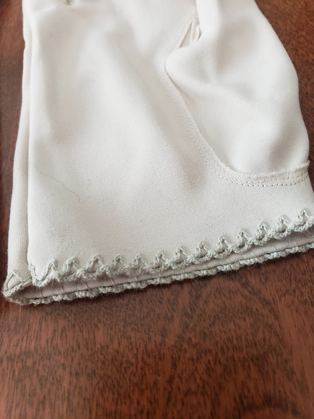 Vtg Crescendoe Caresse Ivory/Cream Wrist Gloves with Scallop Trim Size: 7 (S)